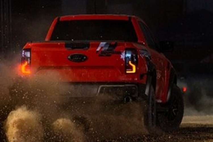 Hiện vẫn chưa rõ khi nào Ford Việt Nam mới chịu vén màn xe bán tải hạng nặng Ranger Raptor 2023 nhưng các đất nước Asean đều đã có màn giới thiệu rất hoành tráng rồi, thậm chí, có ít nhất 1 tay chơi Việt vì muốn trải nghiệm xe Ford Ranger Raptor 2023 nhanh nhất đã chấp nhận mua xe từ Campuchia và mang về nước để thỏa đam mê.