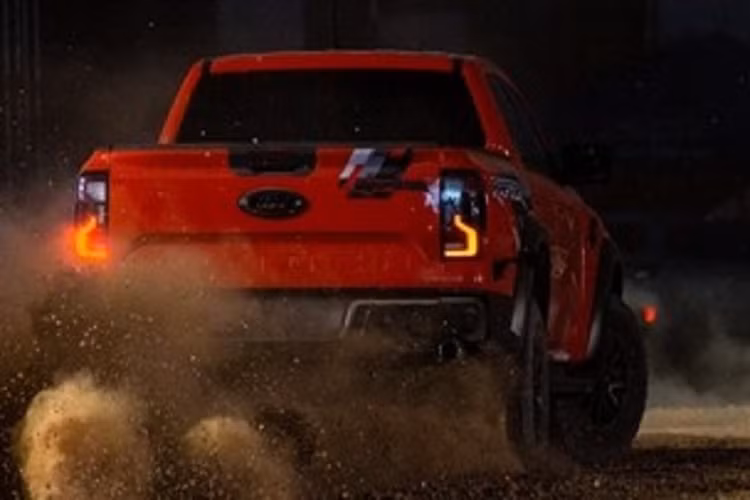 Hiện vẫn chưa rõ khi nào Ford Việt Nam mới chịu vén màn xe bán tải hạng nặng Ranger Raptor 2023 nhưng các đất nước Asean đều đã có màn giới thiệu rất hoành tráng rồi, thậm chí, có ít nhất 1 tay chơi Việt vì muốn trải nghiệm xe Ford Ranger Raptor 2023 nhanh nhất đã chấp nhận mua xe từ Campuchia và mang về nước để thỏa đam mê.