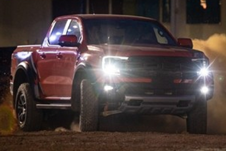 Nhìn sang các nước bạn ở khối Asean, gần như đều đã được giới thiệu mẫu xe bán tải Ford Ranger Raptor 2023 chẳng hạn như Thái Lan, Malaysia hay 2 anh bạn hàng xóm láng giềng là Campuchia và mới nhất là màn ra mắt xe Ford Ranger Raptor 2023 tại Lào "sát vách Việt Nam".