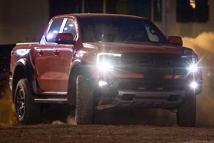 Nhìn sang các nước bạn ở khối Asean, gần như đều đã được giới thiệu mẫu xe bán tải Ford Ranger Raptor 2023 chẳng hạn như Thái Lan, Malaysia hay 2 anh bạn hàng xóm láng giềng là Campuchia và mới nhất là màn ra mắt xe Ford Ranger Raptor 2023 tại Lào "sát vách Việt Nam".