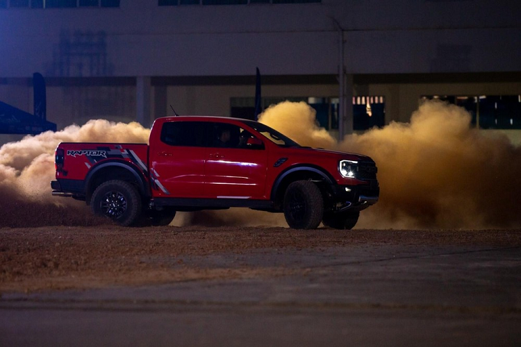 Gần đây, thông tin về việc mẫu xe bán tải Ranger Raptor 2023 mới rục rịch chuẩn bị được mang về Việt Nam cuối năm 2022 đã thu hút sự quan tâm của giới truyền thông trong nước. Dù vậy, tin tức này chỉ ở dạng tin đồn nên chưa thể chắc chắn liệu Ford Việt Nam có giới thiệu xe Ranger Raptor 2023 ngay trong năm nay hay không.
