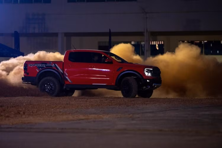 Gần đây, thông tin về việc mẫu xe bán tải Ranger Raptor 2023 mới rục rịch chuẩn bị được mang về Việt Nam cuối năm 2022 đã thu hút sự quan tâm của giới truyền thông trong nước. Dù vậy, tin tức này chỉ ở dạng tin đồn nên chưa thể chắc chắn liệu Ford Việt Nam có giới thiệu xe Ranger Raptor 2023 ngay trong năm nay hay không.