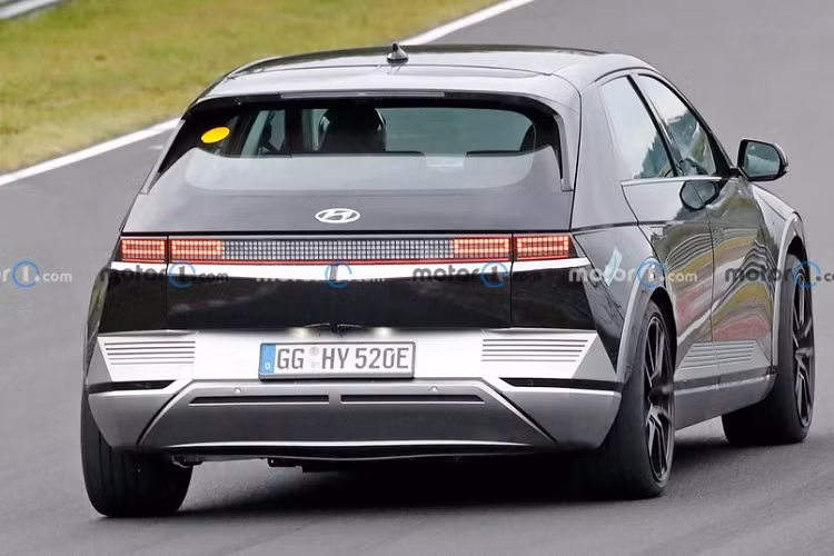 Dù không tiết lộ cụ thể công suất của chiếc xe điện hiệu suất cao Ioniq 5 N nhưng đại diện của hãng xe Hyundai tiết lộ một chi tiết khá thú vị đó chính là xe có chế độ Drift, có khả năng truyền phần lớn sức mạnh của xe đến bánh sau để tăng thêm sự thú vị trong khi lái xe. Trong khi chế độ EV sẽ có tính năng phanh tái tạo, Hyundai cũng có kế hoạch lắp đặt “phanh ma sát mạnh”.