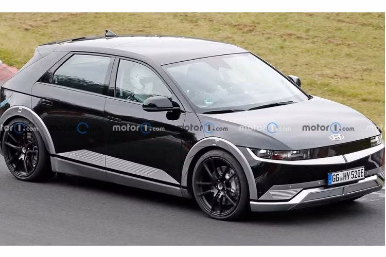 Dù vậy, ông Biermann không tiết lộ công suất cụ thể của Hyundai Ioniq 5 N chạy điện mà chỉ cho rằng vào khoảng 600 mã lực điều này khiến giới truyền thông tin rằng xe sẽ có công suất thấp nhất là 580 mã lực và cao nhất lên đến 620 mã lực.