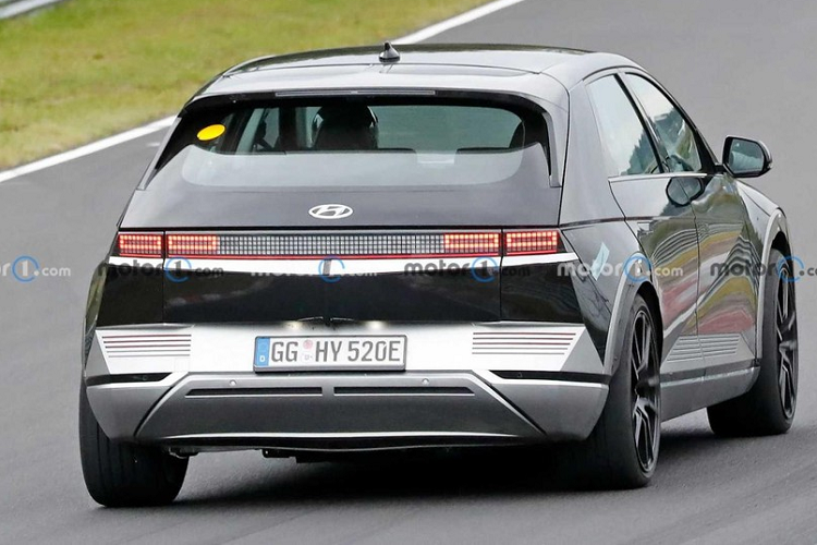 Dù không tiết lộ cụ thể công suất của chiếc xe điện hiệu suất cao Ioniq 5 N nhưng đại diện của hãng xe Hyundai tiết lộ một chi tiết khá thú vị đó chính là xe có chế độ Drift, có khả năng truyền phần lớn sức mạnh của xe đến bánh sau để tăng thêm sự thú vị trong khi lái xe. Trong khi chế độ EV sẽ có tính năng phanh tái tạo, Hyundai cũng có kế hoạch lắp đặt “phanh ma sát mạnh”.