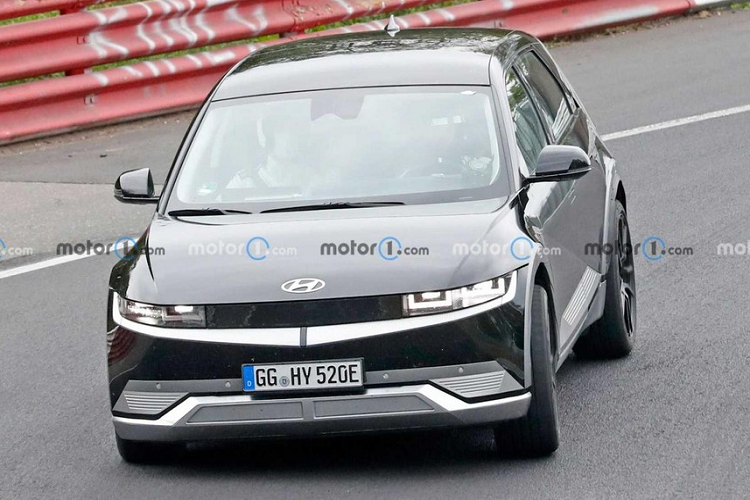Dù thông số cụ thể của xe không được tiết lộ nhưng Hyundai Ioniq 5 N sẽ nhanh hơn nhiều so với mẫu xe i30N, cần thời gian 5,5 giây để tăng tốc từ vị trí xuất phát lên 100 km/h. Còn mẫu xe Kia EV6 GT làm điều đó trong 3,5 giây. Hyundai đã thông báo rằng họ sẽ tiết lộ Ioniq 5 N vào năm 2023 nhưng thời gian cụ thể không được bật mí.