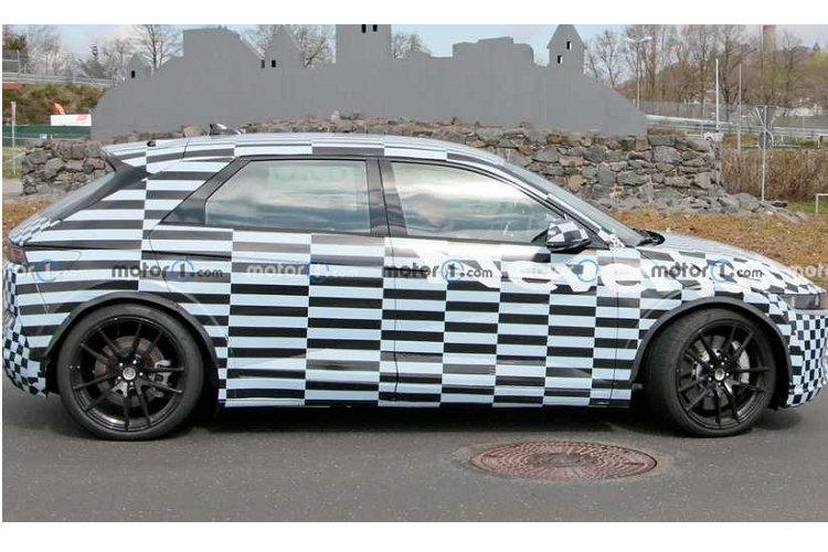 Hyundai Ioniq 5 N sẽ sử dụng cấu trúc khung gầm E-GMP cũng là nền tảng cho "người anh em" Kia EV6 GT, sản sinh công suất 576 mã lực với thiết lập dẫn động bốn bánh toàn thời gian. 