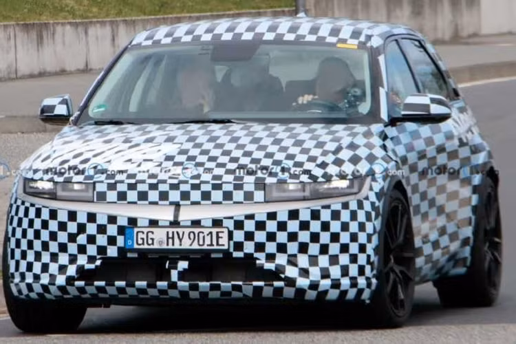 Một số hình ảnh và thông tin của giới truyền thông quốc tế cho rằng xe sẽ có tên gọi Hyundai Ioniq 5 N với việc cải thiện công suất tối đa cũng như thiết kế. Và để khách hàng của mình tò mò hơn, cố vấn kỹ thuật điều hành của Hyundai, ông Albert Biermann đã cung cấp một vài thông tin chi tiết về chiếc crossover chạy điện sắp ra mắt.