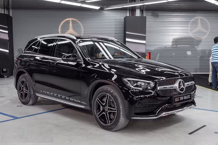 Trang bị hộp số vẫn là loại tự động 9 cấp 9G-Tronic quen thuộc, đi kèm với hệ dẫn động 4 bánh 4Matic. Theo thông số của nhà sản xuất, xe có khả năng tăng tốc từ vị trí xuất phát lên 100 km/h chỉ trong vòng 6,2 giây.