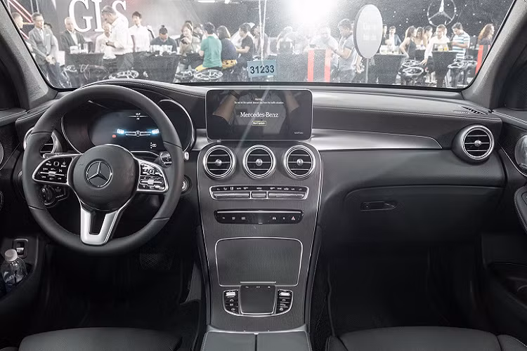 Khá thú vị là trước Hoàng Đức, Văn Hậu hay Quảng Hải cũng đã sở hữu dòng xe Mercedes-Benz GLC 300 nhưng 2 chiếc xe của các cầu thủ này lại có màu sơn đen Obsidian, còn tiền vệ sinh năm 1998 lại chọn cho mình màu sơn xanh bóng.