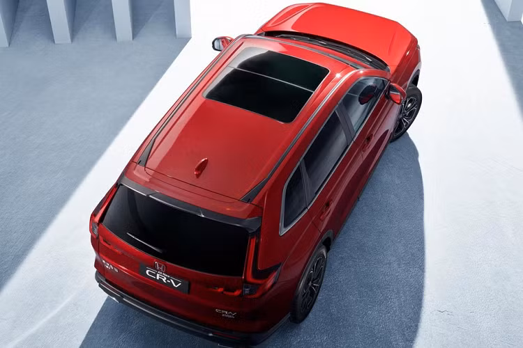 Mẫu SUV cỡ C này tại Trung Quốc sẽ được trang bị màn hình cảm ứng trung tâm 9 inch, sạc điện thoại thông minh không dây, phanh tay điện tử và tính năng tự động giữ phanh tạm thời. Tại thị trường Trung Quốc, Honda CR-V 2023 sẽ có 3 tùy chọn động cơ. Đầu tiên là động cơ xăng 4 xi-lanh, tăng áp, dung tích 1.5L, sản sinh công suất tối đa 193 mã lực và mô-men xoắn cực đại 243 Nm. Động cơ kết hợp với hộp số tự động biến thiên vô cấp CVT, hệ dẫn động cầu trước hoặc 4 bánh toàn thời gian.