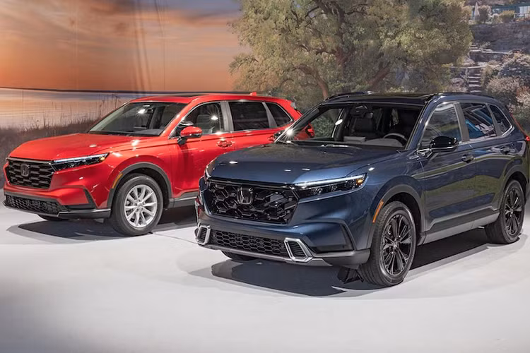 Liên doanh Dongfeng Honda cho biết, CR-V 2023 sẽ chính thức trình làng ở thị trường Trung Quốc vào ngày 28/9 tới đây. Theo tin đồn, giá xe Honda CR-V 2023 khởi điểm từ 179.800 Nhân dân tệ (khoảng 598 triệu đồng) ở thị trường hàng xóm với Việt Nam. Hiện Honda CR-V thế hệ mới cũng đã chạy thử tại khu vực Đông Nam Á, cụ thể là Thái Lan. Do đó, ngày mẫu xe này về Việt Nam có lẽ không còn xa.