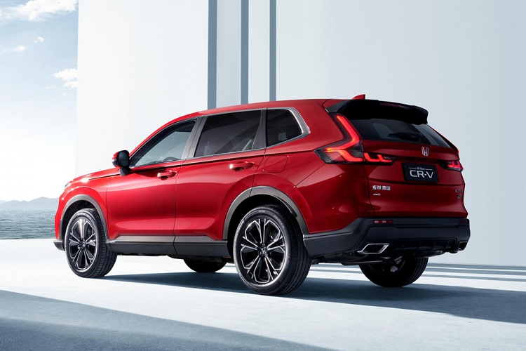 Thứ hai là hệ truyền động plug-in hybrid (PHEV), bao gồm máy xăng 2.0L, tạo ra công suất tối đa 110 kW (khoảng 147 mã lực). Động cơ kết hợp cùng hộp số CVT, cụm pin Lithium Ternary và mô-tơ điện mạnh 67,5 kW (90 mã lực). Tổng cộng, Honda CR-V PHEV 2023 có công suất 135 kW (181 mã lực) và lượng xăng tiêu thụ thấp nhất là 1,6 lít/100 km. Cuối cùng là hệ truyền động hybrid với động cơ xăng i-VTEC 4 xi-lanh, dung tích 2.0L và 2 mô-tơ điện, tạo ra công suất tổng cộng 207 mã lực cùng mô-men xoắn cực đại 335 Nm.