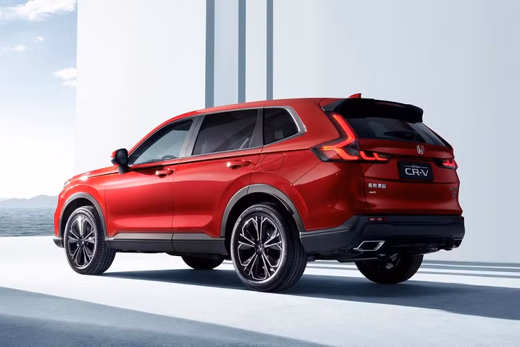 Thứ hai là hệ truyền động plug-in hybrid (PHEV), bao gồm máy xăng 2.0L, tạo ra công suất tối đa 110 kW (khoảng 147 mã lực). Động cơ kết hợp cùng hộp số CVT, cụm pin Lithium Ternary và mô-tơ điện mạnh 67,5 kW (90 mã lực). Tổng cộng, Honda CR-V PHEV 2023 có công suất 135 kW (181 mã lực) và lượng xăng tiêu thụ thấp nhất là 1,6 lít/100 km. Cuối cùng là hệ truyền động hybrid với động cơ xăng i-VTEC 4 xi-lanh, dung tích 2.0L và 2 mô-tơ điện, tạo ra công suất tổng cộng 207 mã lực cùng mô-men xoắn cực đại 335 Nm.