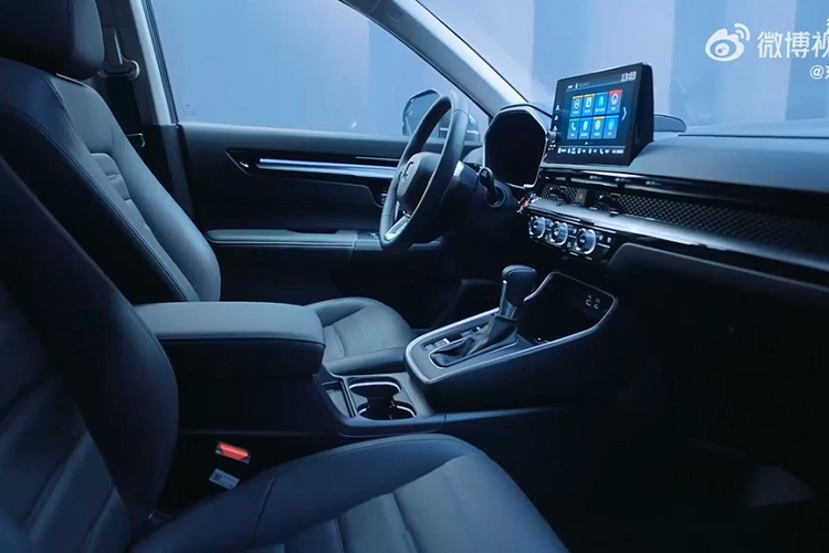 Với kích thước lớn hơn, Honda CR-V 2023 tại Trung Quốc giờ đây có cả phiên bản 5 chỗ và 7 chỗ. Bên trong mẫu xe này là không gian nội thất khá giống với Honda Civic thế hệ mới và có 2 màu là đen hoặc nâu. Những chi tiết nội thất của Honda CR-V 2023 giống với Civic mới bao gồm vô lăng 3 chấu, bảng đồng hồ kỹ thuật số, màn hình cảm ứng trung tâm nằm độc lập trên mặt táp-lô và cửa gió điều hòa đi kèm tấm lưới tổ ong.