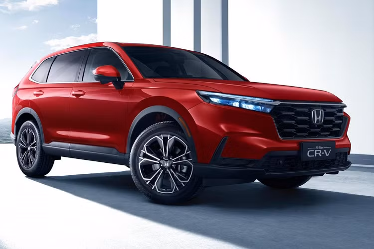 Thiết kế vành la-zăng của xe sẽ thay đổi theo phiên bản. Ở bản thấp, xe sẽ dùng vành 18 inch sơn màu bạc với thiết kế 10 chấu. Trong khi đó, bản cao cấp lại dùng vành có thiết kế 5 chấu kép và sơn 2 màu thể thao hơn. Đằng sau Honda CR-V 2023 xuất hiện cụm đèn hậu hình chữ "L", kéo dài đến cánh gió mui và ăn sâu vào bên trong cửa cốp. Tạo hình bên trong cụm đèn hậu LED của xe bị đánh giá là giống với đối thủ Mazda CX-5 2022. Ngoài ra, xe còn có 2 đầu ống xả giả hình chữ nhật mạ crôm nằm ở hai góc cản sau.