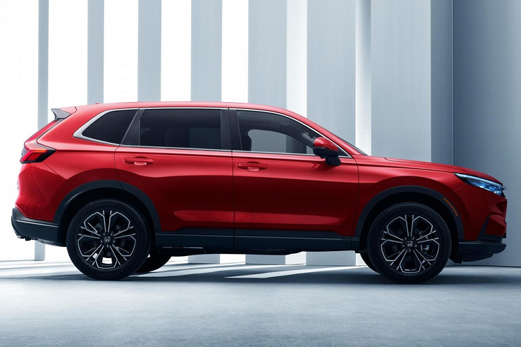 Trên đầu xe, Honda CR-V 2023 đi kèm lưới tản nhiệt hình lục giác mới với thiết kế thẳng đứng hơn trước và mắt lưới hình tổ ong sơn đen hầm hố. Ngoài ra, xe còn có nẹp mạ crôm nằm vắt ngang đầu xe, ngay phía trên lưới tản nhiệt và ăn sâu vào bên trong cụm đèn pha. Nối liền với lưới tản nhiệt là cụm đèn pha LED thanh mảnh và sắc sảo hơn trước. Đèn pha được tách riêng với dải đèn LED định vị ban ngày bằng nẹp mạ crôm kể trên.