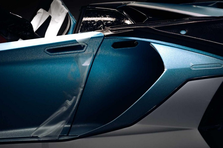 Chiếc xe cuối cùng Lamborghini Aventador là 1 phiên bản siêu đặc biệt nên đã được hoàn thiện màu xanh lam rất ấn tượng từ bộ phận tùy chỉnh Ad Personam của thương hiệu. Chiếc Lamborghini Aventador Ultimae mui trần này sẽ sớm đến tay chủ nhân là một người mua xe ở Thụy Sĩ.