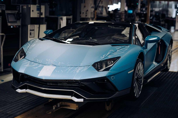 Nhưng vụ việc 15 chiếc Lamborghini nằm trong số 4.000 phương tiện của Tập đoàn Volkswagen bị chìm trên tàu chở hàng Felicity Ace đã khiến hãng xe Lamborghini phải khởi động lại việc lắp ráp để thay thế các siêu xe bị mất.