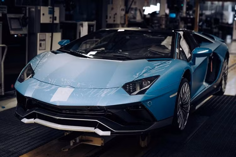 Nhưng vụ việc 15 chiếc Lamborghini nằm trong số 4.000 phương tiện của Tập đoàn Volkswagen bị chìm trên tàu chở hàng Felicity Ace đã khiến hãng xe Lamborghini phải khởi động lại việc lắp ráp để thay thế các siêu xe bị mất.