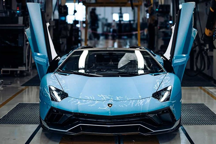 Mới đây, hãng siêu xe Ý đã tuyên bố dừng sản xuất Lamborghini Aventador trước khi cho ra mắt một mẫu xe kế tiếp. Chiếc siêu xe Lamborghini Aventador cuối cùng rời khỏi nhà máy Sant'Agata Bolognese để chấm dứt 11 năm tại vị của mẫu siêu xe hot nhất nhì trên thế giới là phiên bản Ultimae Roadster vốn chỉ có đúng 250 xe được sản xuất toàn cầu.