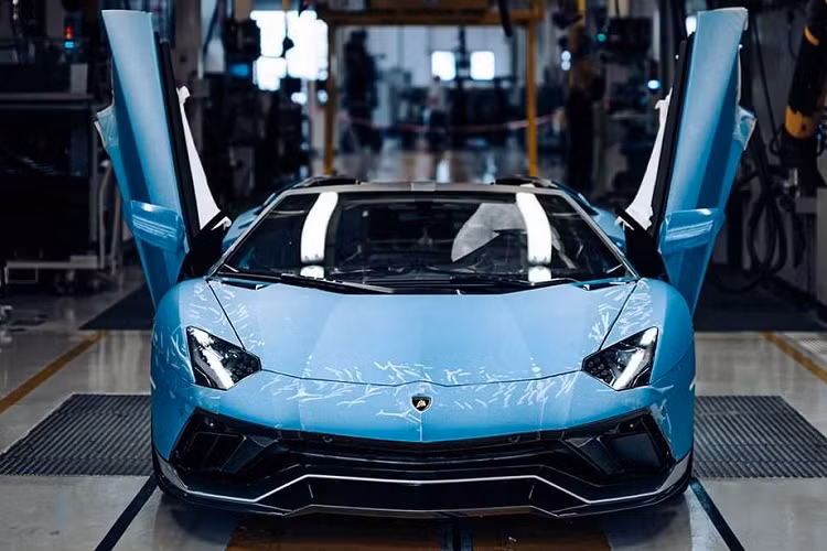 Mới đây, hãng siêu xe Ý đã tuyên bố dừng sản xuất Lamborghini Aventador trước khi cho ra mắt một mẫu xe kế tiếp. Chiếc siêu xe Lamborghini Aventador cuối cùng rời khỏi nhà máy Sant'Agata Bolognese để chấm dứt 11 năm tại vị của mẫu siêu xe hot nhất nhì trên thế giới là phiên bản Ultimae Roadster vốn chỉ có đúng 250 xe được sản xuất toàn cầu.