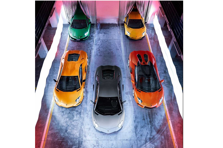 Trong quá trình phát triển dòng siêu xe Aventador, Lamborghini đã tạo ra khá nhiều biến thể khiến không ít người ngạc nhiên, và còn sử dụng nền tảng của Aventador để tạo ra các siêu phẩm hypercar cực hiếm thế giới chẳng hạn như Veneno, Centenario, Sian, Countach LPI 800-4 hay độc phẩm Aventador J.