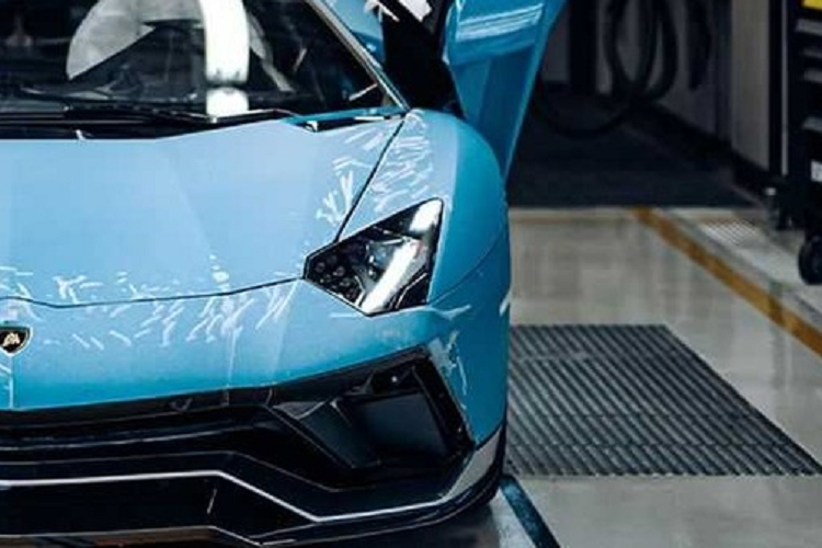 Aventador đã chứng tỏ là siêu xe V12 có doanh số bán hàng tốt nhất mọi thời đại của Lamborghini. Trên thực tế, mẫu xe này chỉ cần 5 năm đã vượt qua tổng doanh số bán hàng của Murcielago. 85% khách hàng đã tận dụng khả năng tùy chỉnh của Ad Personam, dẫn đến hơn 200 màu sắc và kiểu trang trí độc đáo xuất hiện trên các dòng siêu xe Aventador.
