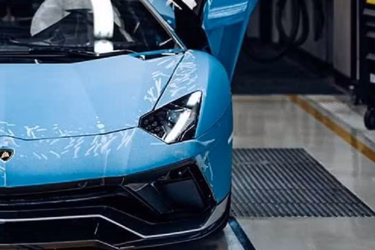 Aventador đã chứng tỏ là siêu xe V12 có doanh số bán hàng tốt nhất mọi thời đại của Lamborghini. Trên thực tế, mẫu xe này chỉ cần 5 năm đã vượt qua tổng doanh số bán hàng của Murcielago. 85% khách hàng đã tận dụng khả năng tùy chỉnh của Ad Personam, dẫn đến hơn 200 màu sắc và kiểu trang trí độc đáo xuất hiện trên các dòng siêu xe Aventador.