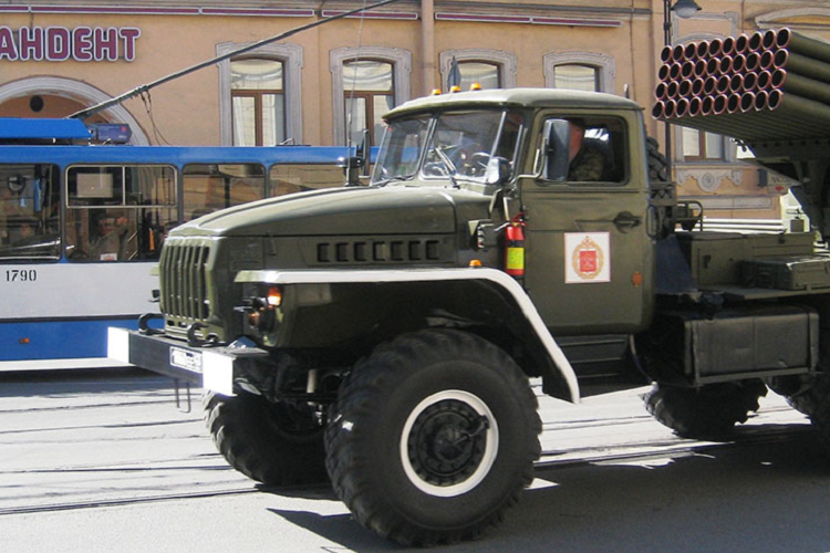 Không chỉ tồn tại, những chiếc lốp xe ôtô thời Liên Xô này vẫn hoàn toàn đủ điều kiện chiến đấu để có thể vượt qua các cuộc kiểm định kỹ thuật định kỳ và được quân đội cho phép tiến ra chiến trường. Mặc dù vậy, những vết nứt trên thành lốp cũng đã xuất hiện và có thể thấy rất rõ bằng mắt thường. Sau ngần ấy năm phơi nắng mưa, bộ lốp đường kính cao tới hơn 3m này vẫn chống đỡ được trọng lượng 13,71 tấn của chiếc xe phóng tên lửa Grad BM-21 dù di chuyển hay đứng yên.