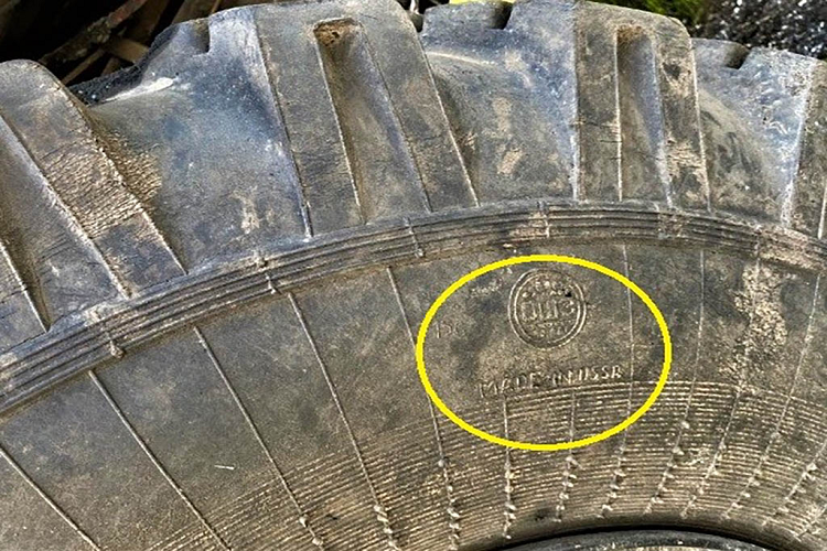 Căn cứ vào dấu "Made in USSR" (sản xuất tại Liên Xô, viết bằng tiếng Anh) trên vành lốp của xe quân sự của Nga đang có mặt trên đất Ukraina, có thể xác định chúng là hàng xuất khẩu và đã có tuổi đời ít nhất 31 năm, bởi lẽ Liên bang Xô Viết tan rã vào năm 1991.
