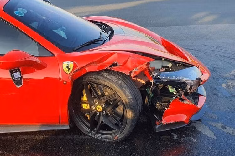 Theo lời đại diện cơ quan công an, kết quả trích xuất camera khu vực cho thấy, sau khi chiếc Ferrari 488 Pista Spider gây tai nạn, một người đàn ông bước ra khỏi xe ở phần ghế lái, sau đó lặng lẽ rời đi khỏi hiện trường. 