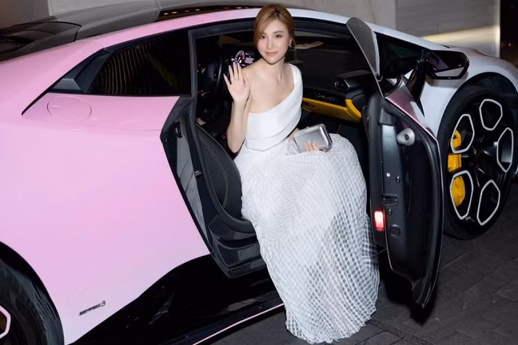 Hiện hot girl 9X đời đầu vẫn thường xuyên được đưa đón trên xe Lamborghini Huracan này. Trào lưu dán siêu xe hay xe thể thao 2 tông màu được các đại gia Việt ưa chuộng trong 2 năm qua, trong đó, chiếc siêu xe Lamborghini Huracan LP610-4 hay tháp tùng hot girl Hạnh Sino có nửa thân trước được dán màu trắng và nửa thân sau màu hồng nhạt đẹp mắt.