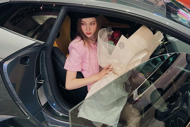 Chiếc siêu xe Lamborghini này ban đầu được nhập khẩu chính hãng và cũng là xe Huracan LP610-4 đầu tiên có mặt tại dải đất hình chữ S. Sau cuộc điều chỉnh giá bán chính hãng chỉ còn 13,5 tỷ đồng, siêu bò đã tìm thấy chủ nhân đầu tiên trước khi bị bán lại cho Giám đốc Lamborghini Việt Nam khi đó và cuối cùng đến tay bạn trai Hạnh Sino. 