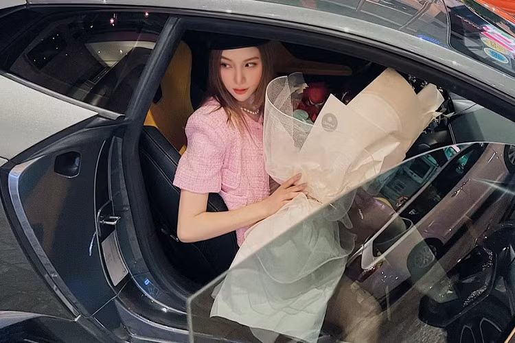 Chiếc siêu xe Lamborghini này ban đầu được nhập khẩu chính hãng và cũng là xe Huracan LP610-4 đầu tiên có mặt tại dải đất hình chữ S. Sau cuộc điều chỉnh giá bán chính hãng chỉ còn 13,5 tỷ đồng, siêu bò đã tìm thấy chủ nhân đầu tiên trước khi bị bán lại cho Giám đốc Lamborghini Việt Nam khi đó và cuối cùng đến tay bạn trai Hạnh Sino. 