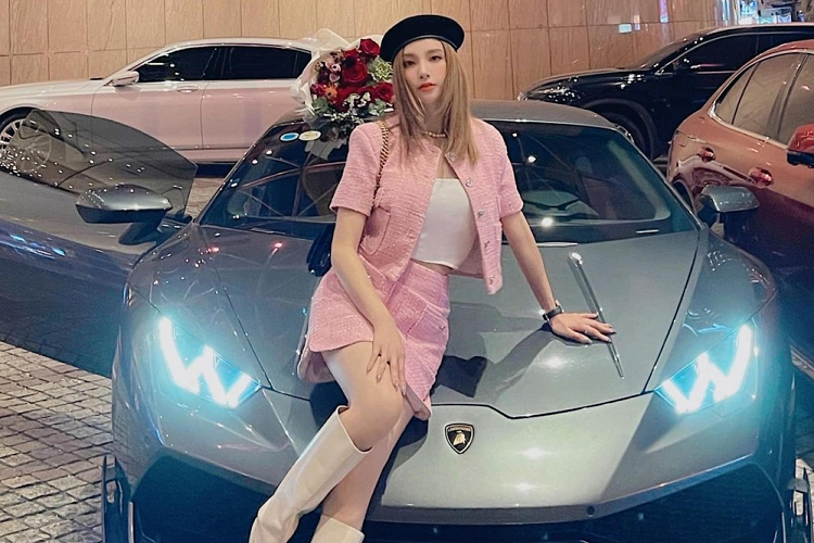 Vòng ra bên hông siêu xe Lamborghini Huracan LP610-4 của Hạnh Sino hay chia sẻ trên mạng xã hội ta thấy xe có thêm nẹp sườn mới vừa tăng tính thẩm mỹ cho xe lại còn giúp xe đạt khí động học tốt nhất. Cuối cùng là trang bị cánh gió đuôi cố định nhưng chi tiết này đã được tháo bỏ khi siêu bò về tay bạn trai của Hạnh Sino. 