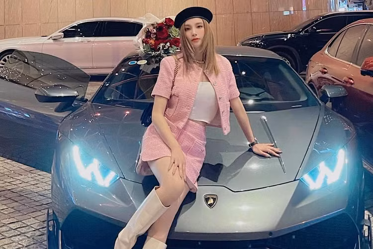 Vòng ra bên hông siêu xe Lamborghini Huracan LP610-4 của Hạnh Sino hay chia sẻ trên mạng xã hội ta thấy xe có thêm nẹp sườn mới vừa tăng tính thẩm mỹ cho xe lại còn giúp xe đạt khí động học tốt nhất. Cuối cùng là trang bị cánh gió đuôi cố định nhưng chi tiết này đã được tháo bỏ khi siêu bò về tay bạn trai của Hạnh Sino. 