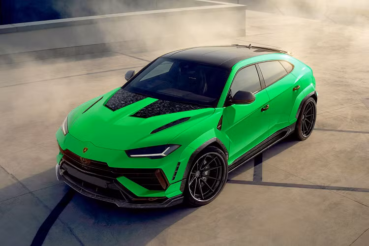 Xe được trang bị thêm các phần vè ốp hốc bánh xe, từ đây giúp tăng chiều rộng của Urus thêm 120 mm đồng thời tích hợp các cửa hút gió thể thao. Bệ cửa bên rộng hơn, cánh gió sau lớn hơn và bộ khuếch tán hơi khác với kết cấu carbon giả và bề mặt màu thân xe ở hai bên làm cho Urus S trông thể thao hơn, giúp chiếc xe có nét tương đồng hơn so với Urus Performante.