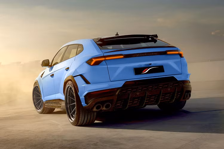 Urus phiên bản nâng cấp có diện mạo khá gọn gàng với các cánh tản nhiệt khí động học trên cản được nhấn mạnh bằng một số màu sắc nổi bật. Phần mui xe mới có các chi tiết chèn carbon giả cùng với các hốc hút gió của chiếc Lamborghini Urus độ 1016 Industries.