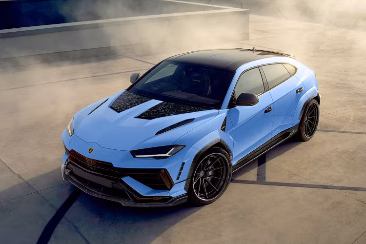 1016 Industries là hãng độ đầu tiên “tiên phong” nâng cấp gói độ cho Lamborghini Urus S 2022 mới với tên gọi Vision 2.0. Gói nâng cấp này giúp chiếc SUV đến từ Ý trở nên dữ dằn hơn, mạnh mẽ hơn. Phần đầu xe của Urus vẫn giữ lại bộ chia nhưng có thêm nhiều đường nét carbon giả hơn và ít đường viền màu thân xe hơn.