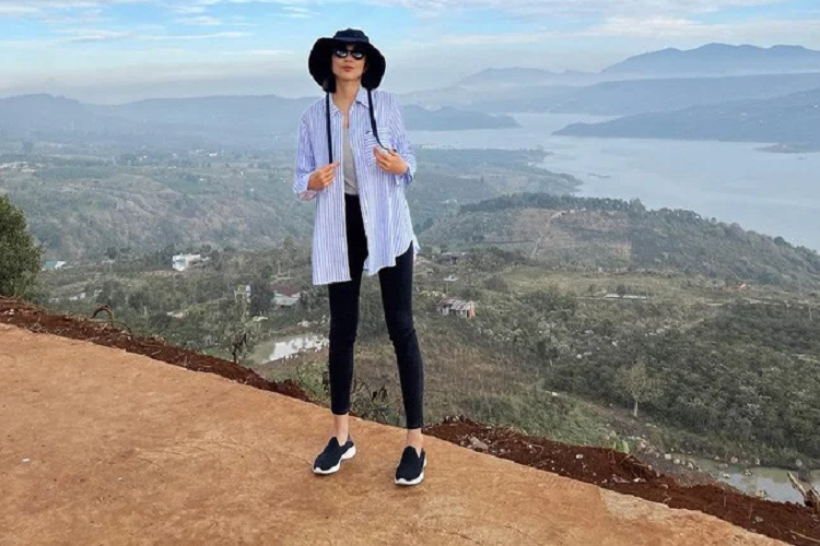 Ha Tang co meo mac quan bo sat chang he phan cam lai ton dang