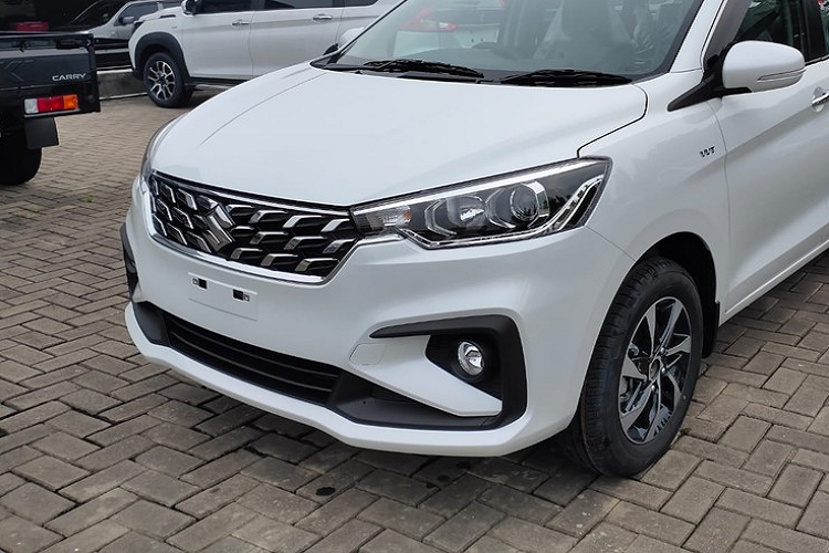 Khác với xe ở Ấn Độ, Suzuki Ertiga 2022 dành cho Indonesia không có hộp số sàn. Mẫu MPV này chỉ được trang bị hộp số tự động và không có lẫy chuyển số sau vô lăng như xe ở Ấn Độ. Theo hãng Suzuki, Ertiga Hybrid số tự động chỉ tiêu thụ lượng xăng trung bình 20,3 km/lít (4,92 lít/100 km).