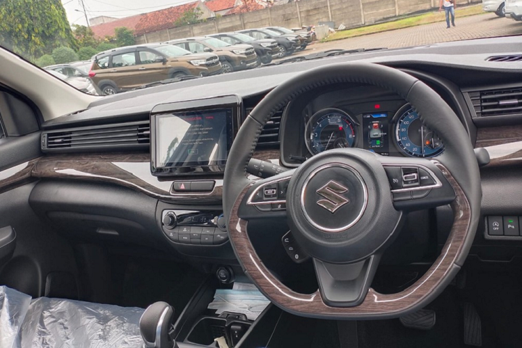 Bên trong Suzuki Ertiga 2022 tại Indonesia là không gian nội thất không có gì khác biệt so với trước. Xe tiếp tục được trang bị ghế bọc nỉ, mặt táp-lô ốp gỗ, vô lăng vát đáy thể thao, tích hợp phím chức năng và màn hình đa thông tin nằm bên trong bảng đồng hồ. Thêm vào đó là màn hình thông tin giải trí dạng cảm ứng 8 inch và màn hình kỹ thuật số của hệ thống điều hòa.