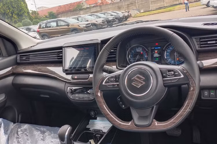 Bên trong Suzuki Ertiga 2022 tại Indonesia là không gian nội thất không có gì khác biệt so với trước. Xe tiếp tục được trang bị ghế bọc nỉ, mặt táp-lô ốp gỗ, vô lăng vát đáy thể thao, tích hợp phím chức năng và màn hình đa thông tin nằm bên trong bảng đồng hồ. Thêm vào đó là màn hình thông tin giải trí dạng cảm ứng 8 inch và màn hình kỹ thuật số của hệ thống điều hòa.