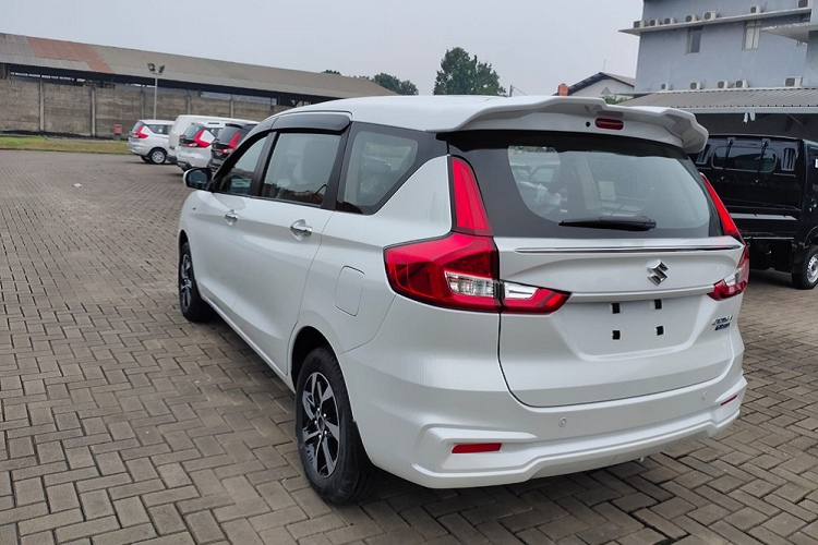 Tương tự xe ở Ấn Độ, Suzuki Ertiga 2022 tại Indonesia cũng được thay đổi nhẹ trong thiết kế ngoại thất. Theo đó, xe được trang bị mắt lưới tản nhiệt mạ crôm với tạo hình đôi cánh mới. Điểm mới tiếp theo của Suzuki Ertiga 2022 tại Indonesia là nẹp mạ crôm trên cửa cốp, nằm sát với cửa kính.