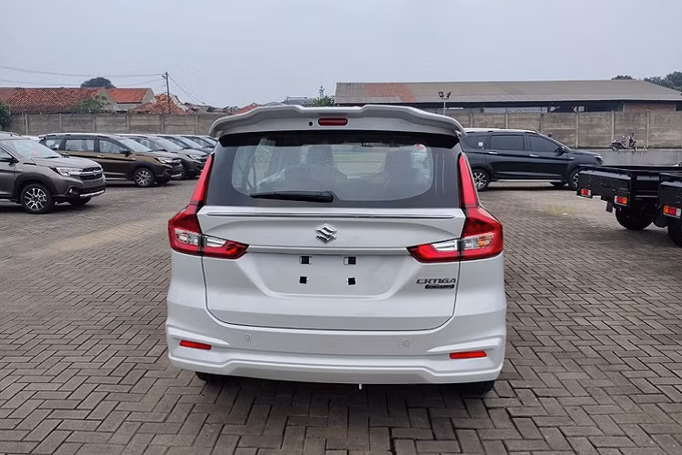 Giá xe Suzuki Ertiga 2022 bản GX Hybrid mới tại thị trường Indonesia khởi điểm từ 246 triệu Rupiah (khoảng 391 triệu đồng). Xe sẽ cạnh tranh với Mitsubishi Xpander, Toyota Avanza, Toyota Veloz và Honda BR-V ở đất nước vạn đảo này.