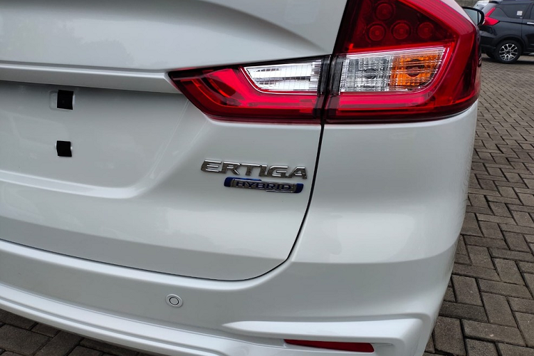 Điểm nhấn đáng chú ý nhất của Suzuki Ertiga 2022 nằm ở bên dưới nắp ca-pô. Tại đây, chúng ta sẽ bắt gặp hệ truyền động mild hybrid tiết kiệm nhiên liệu hơn. Hệ truyền động này bao gồm máy xăng DualJet 4 xi-lanh, dung tích 1.5L, tạo ra công suất tối đa 103 mã lực tại tua máy 6.000 vòng/phút và mô-men xoắn cực đại 136,8 Nm tại tua máy 4.400 vòng/phút.