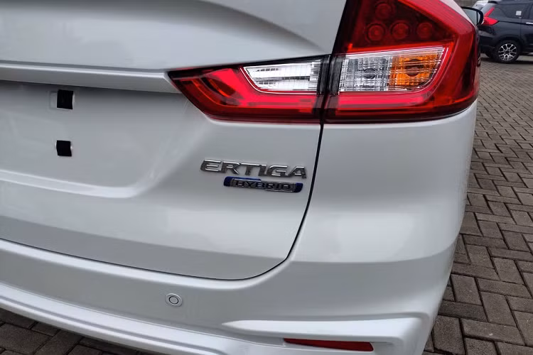 Điểm nhấn đáng chú ý nhất của Suzuki Ertiga 2022 nằm ở bên dưới nắp ca-pô. Tại đây, chúng ta sẽ bắt gặp hệ truyền động mild hybrid tiết kiệm nhiên liệu hơn. Hệ truyền động này bao gồm máy xăng DualJet 4 xi-lanh, dung tích 1.5L, tạo ra công suất tối đa 103 mã lực tại tua máy 6.000 vòng/phút và mô-men xoắn cực đại 136,8 Nm tại tua máy 4.400 vòng/phút.