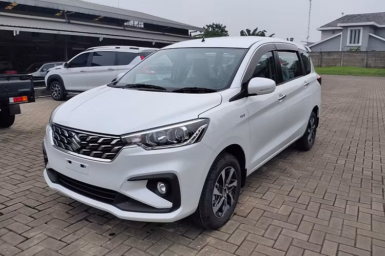 Vào hồi tháng 4/2022, hãng Suzuki đã chính thức giới thiệu phiên bản nâng cấp của dòng xe MPV giá rẻ Ertiga ở thị trường Ấn Độ. Chẳng bao lâu sau đó, mẫu xe này đã đặt chân đến Đông Nam Á, cụ thể là Indonesia. Hiện các đại lý tại Indonesia đã bắt đầu nhận cọc dành cho Suzuki Ertiga 2022 mới. Dự kiến, mẫu MPV 7 chỗ này sẽ chính thức trình làng tại thị trường Indonesia vào ngày 9/6 tới đây.
