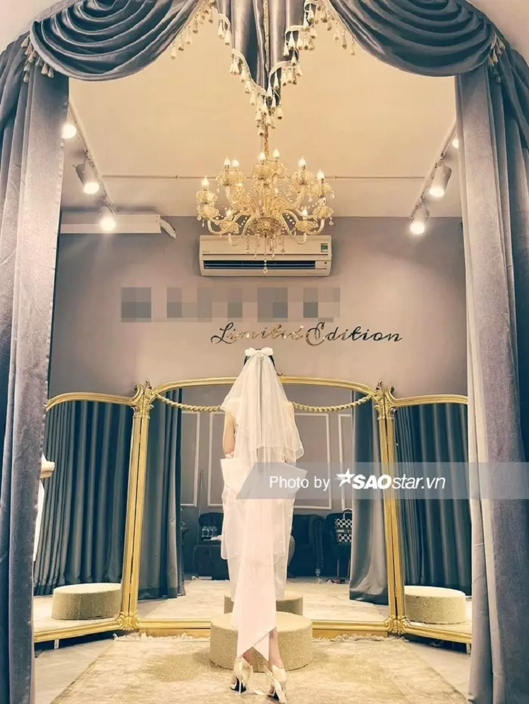 Hôn phu Lê Âu Ngân Anh chia sẻ hình ảnh nàng hậu thử váy cưới (Ảnh: Saostar). Lê Âu Ngân Anh sinh năm 1995, quê Tiền Giang, đăng quang Hoa hậu Đại dương 2017. Từ khi đội vương miện, chân dài 9X phải nhận vô số lời bình luận khiếm nhã về nhan sắc. Bỏ ngoài tai lời chê bai, năm 2018 Lê Âu Ngân Anh "đem chuông đi đánh xứ người", giành được vị trí Á hậu 4 Hoa hậu Liên lục địa 2018. Tuy nhiên, kết quả này một lần nữa khiến cô trở thành tâm điểm thị phi, bàn tán của dư luận.